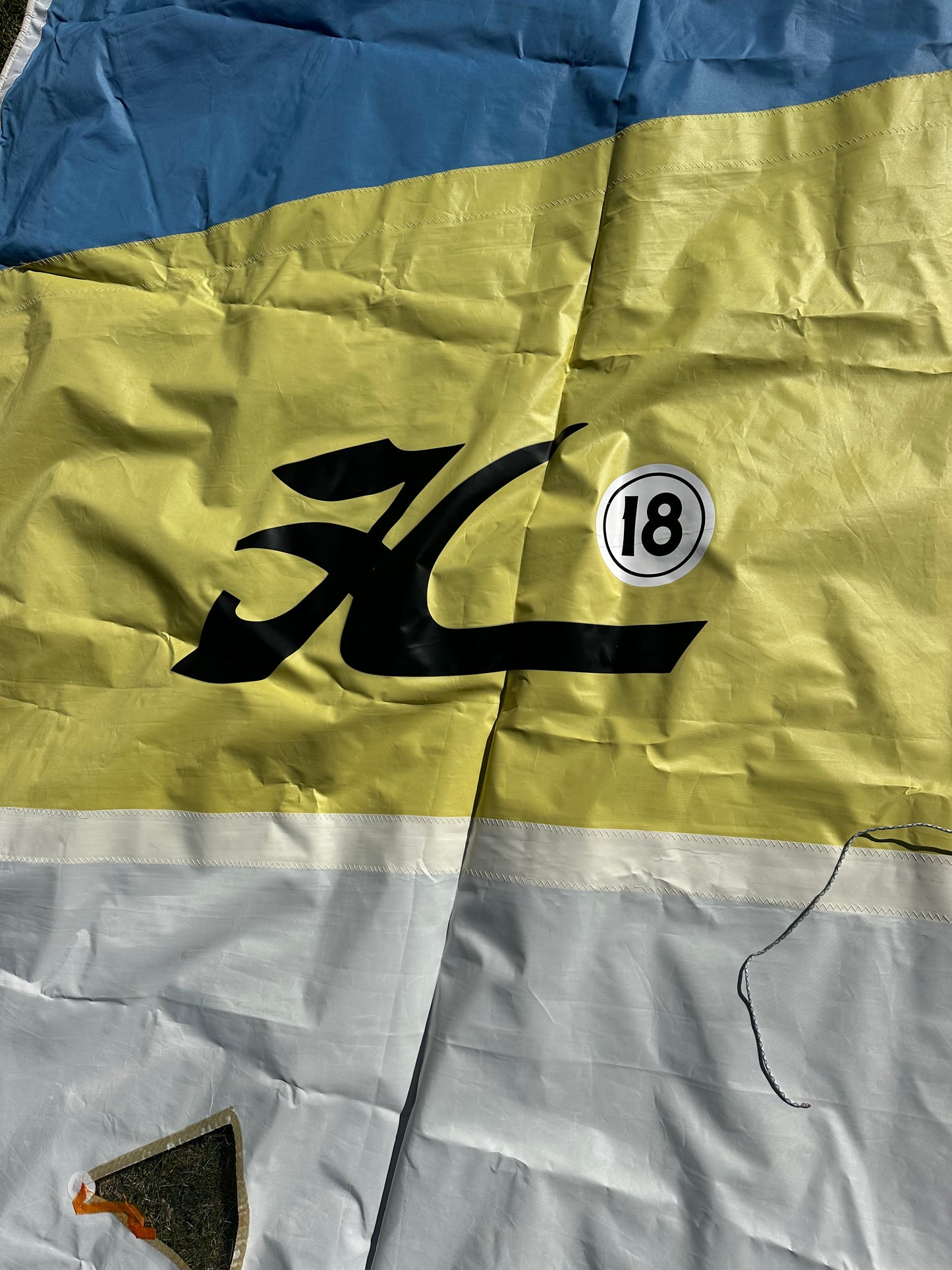 Hobie 18 segel - begagnat (blått-vitt-gult)