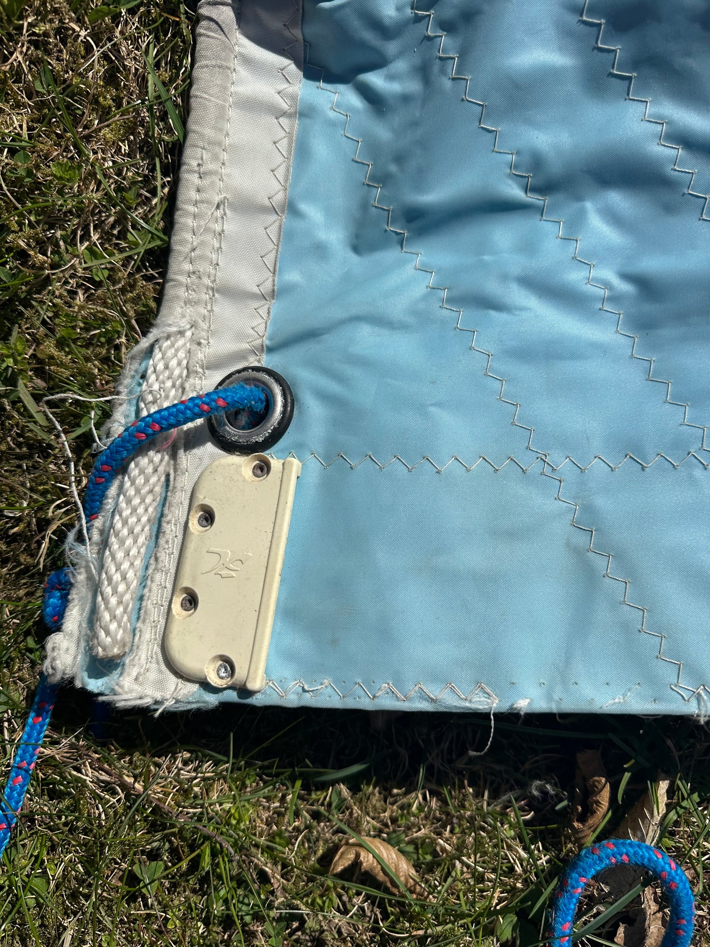 Hobie 18 segel - begagnat (blått-vitt-gult)